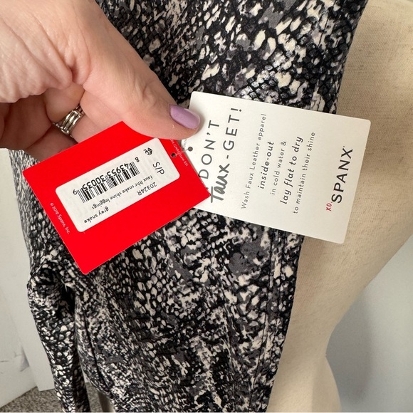 NWT Spanx Black and White Snake Print Leggings - Picture 4 of 8